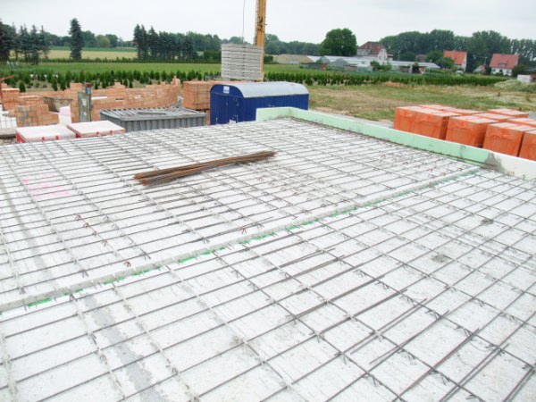 mit Ansicht auf Nachbarbau, der wird segelförmig und teuer...