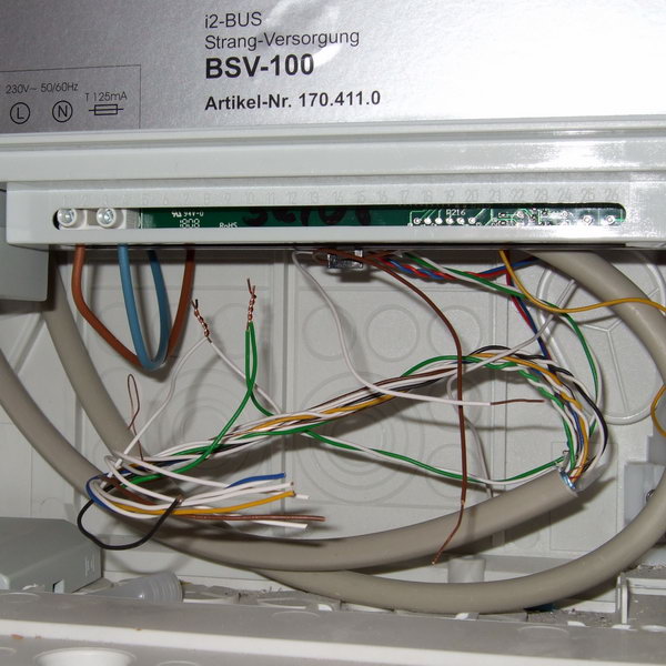 verdrillte Kabel nahe Netzspannung